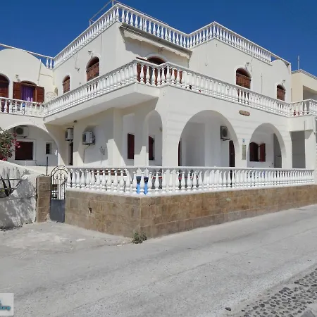 Evelina Pension: Diverse Near Black * Perissa (Santorini)