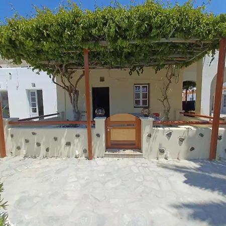 Evelina Pension: Diverse Near Black Perissa (Santorini)