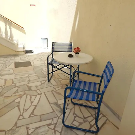 Evelina Pension: Diverse Near Black Perissa (Santorini)
