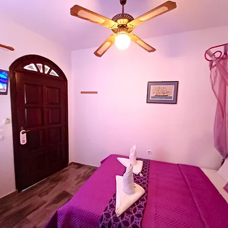 Evelina Pension: Diverse Near Black Perissa (Santorini)